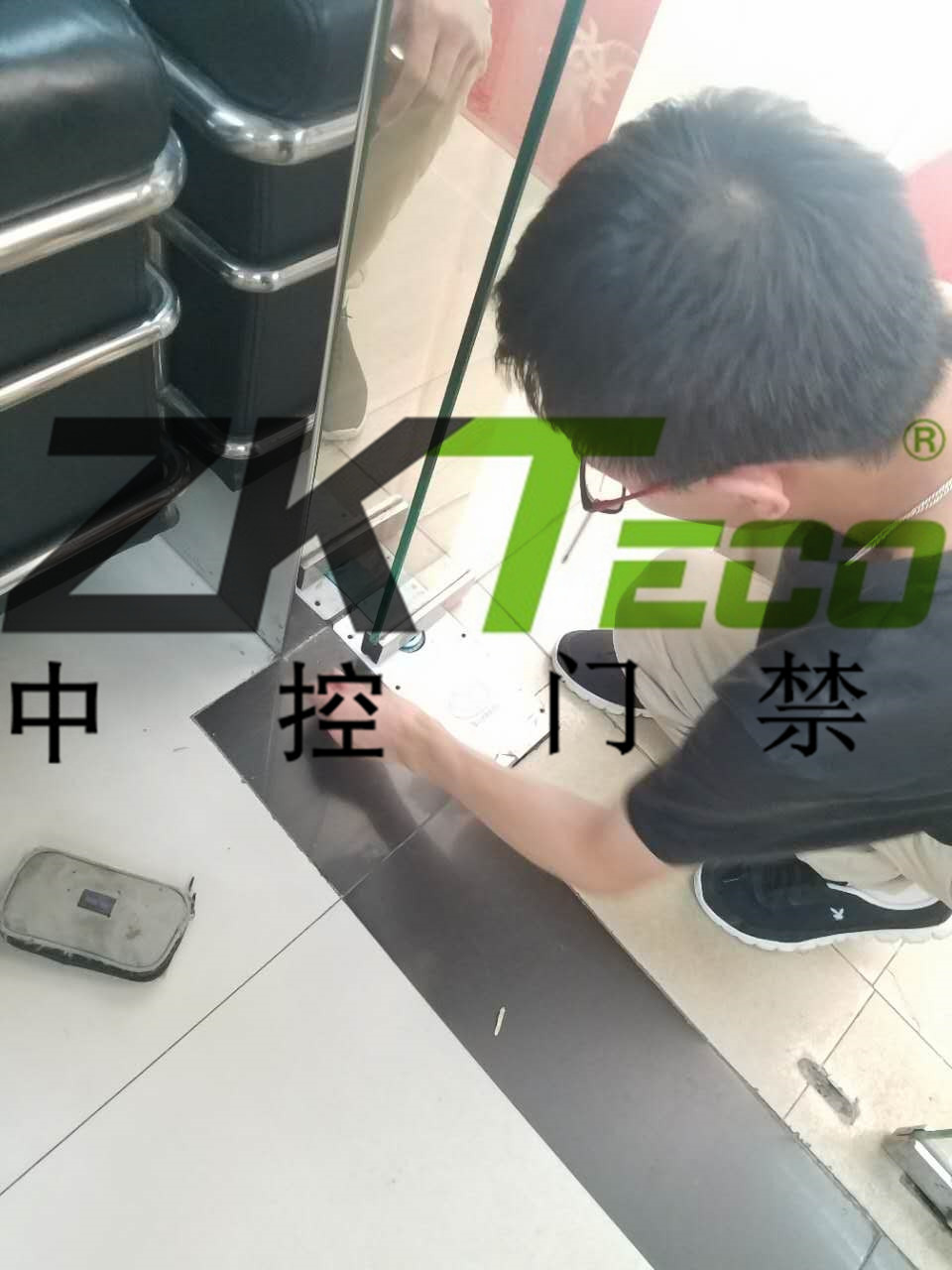 中控門禁公司在越秀區(qū)更換玻璃門彈簧，調(diào)維修玻璃門
